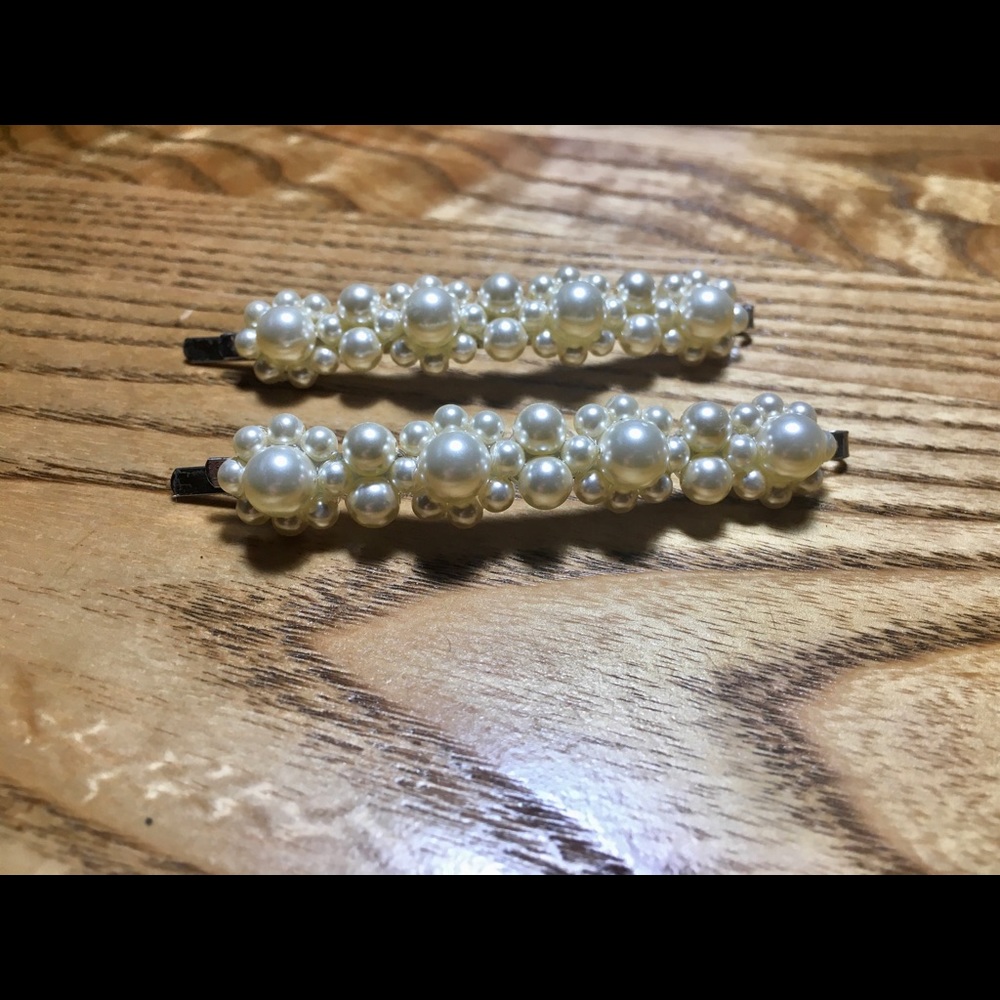 Synthetic pearl hair clips.